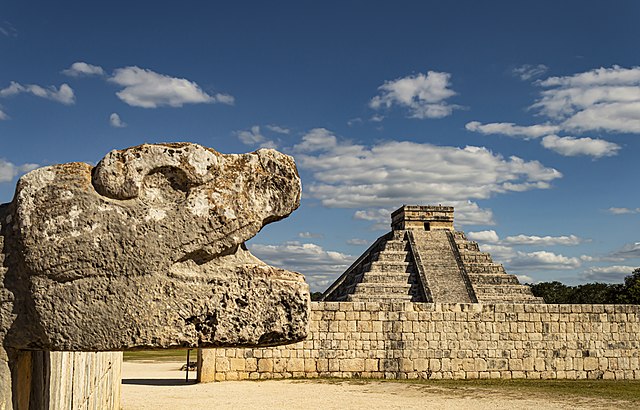 640px-El_Castillo_Chichen_Itza.jpg 